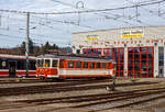 Ein ehemaliger Schweizer nun in Oberösterreich:
Der Schmalspur-Elektro-Triebwagen 23 112 ET B4 „Gmunden“ (Arbeitstriebwagen) der Stern & Hafferl Verkehrsgesellschaft m.b.H. (StH), Lokalbahn Gmunden–Vorchdorf, steht am 14 Januar 2025 beim Bahnhof Vorchdorf-Eggenberg vor der Remise der Stern & Hafferl. Der ET ist der ehemalige Schweizer ET WSB Be 4/4 8 der Wynental- und Suhrentalbahn, wie der WSB Nr. 7, wurde dieser 1954 von der SWS (Schweizerische Wagons- und Aufzügefabrik AG in Schlieren-Zürich) gebaut. Die Elektrotriebwagen wurden 1998/99 nach Österreich an die Stern & Hafferl Verkehrsgesellschaft verkauft.

TECHNISCHE DATEN:
Spurweite: 1.000 mm (Meterspur)
Achsformel: Bo' Bo'
Länge: 17.150 mm
Drehzapfenabstand: 11.450 mm
Achsabstand im Drehgestell: 1.800 mm
Dienstgewicht: 28.000 kg
Dauerleistung: 376 kW
Raddurchmesser: 770 mm (neu)
Stromsystem: 750 V DC (=)	
Stromübertragung: Oberleitung
Anzahl der Fahrmotoren: 4
Sitzplätze: 48

Die Lokalbahn Gmunden–Vorchdorf, ehemals Traunseebahn, ist eine meterspurige Lokalbahn in Oberösterreich. 2018 wurde die Strecke mit der Straßenbahn Gmunden verbunden. Seitdem verkehren die Züge unter dem Markennamen Traunseetram durchgehend zwischen Gmunden Bahnhof und dem Bahnhof Vorchdorf-Eggenberg. 

Die Lokalbahn wird mit 750 Volt Gleichstrom betrieben. Sie befindet sich im Besitz der am 27. April 1912 gegründeten Lokalbahn Gmunden-Vorchdorf AG. Der Betrieb wird von Stern & Hafferl Verkehrsgesellschaft m.b.H. geführt, jenem Unternehmen, das für die Bauführung verantwortlich war und das im Rahmen der Linienplanung die Absicht verfolgte, in den von der Bahn berührten Ortschaften (sowie auch in Altaussee) elektrische Lichtanlagen einzuführen und zwei nächstgelegenen Wirtschaftsunternehmen auch Arbeitsstrom zur Verfügung zu stellen.
