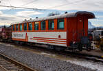 Ein ehemaliger Schweizer, der Buffetwagen mit zwei Plattformen B4bu 20.225 „Traunsteinbar“ der Stern & Hafferl Verkehrsgesellschaft m.b.H. (StH), Lokalbahn Gmunden–Vorchdorf, ist am 14 Januar 2025 beim Bahnhof Vorchdorf-Eggenberg abgestellt.

Der Wagen wurde 1919 von SIG - Schweizerischen Industrie-Gesellschaft in Neuhausen am Rheinfall gebaut und an die damalige Worblentalbahn als 3.Klasse Personenwagen der Gattung C4 WT 83 geliefert. Mit der Fusion 1927 mit der BWB zur Vereinigten Bern-Worb-Bahnen (heute Teil der RBS - Regionalbahn Bern–Solothurn) wurde aus dem Wagen der VBW 9. Im Jahr 1975 wurde er dann nach Österreich an die Stern & Hafferl Verkehrsgesellschaft m.b.H. verkauft.

TECHNISCHE DATEN:
Spurweite: 1.000 mm (Meterspur)
Achsanzahl: 4 (2´2´)
Länge: 15.240 mm
Drehzapfenabstand: 8.500 mm
Achsabstand im Drehgestell: 1.500 mm
Eigengewicht: 14.000 kg
Sitzplätze: 27