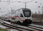 4110 116 als IC 2177/(Warnemünde-Dresden)bei der Ausfahrt im Rostocker Hbf.10.12.2022