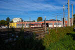 Blick aufs Depot der SLB - Salzburger Lokalbahn am 13.09.2022, davor steht der ET 42 „Bergheim“.