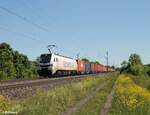 159 214-6 zieht ein Containerzug bei Thüngersheim.