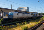 Die eigentlich „weiße“ SIEMENS Vectron MS 193 512-1 (91 80 6193 512-1 D-ELOC) der ELL - European Locomotive Leasing (Wien) hat am 01 Juli 2025 mit einem KLV-Zug in Richtung Köln fahrend im Hauptbahnhof Koblenz Hp 0. 

Nochmals einen lieben Gruß an den sehr netten Lokführer zurück. Leider war eine richtige Unterhaltung über die Gleise hinweg, wegen dem durchfahrendem Gegenzug, nicht richtig möglich und nach einem eingefahren FLIRT gar nicht mehr.

Die SIEMENS Vectron MS - 6.4 MW wurde 2023 von Siemens in München-Allach unter der Fabriknummer 23530 gebaut. Sie ist in der Variante A10-7i ausgeführt und hat so die Zulassungen für Deutschland, Österreich, Polen, Tschechien, Slowakei, Ungarn, Niederlande, Rumänien und Bulgarien (D / A / PL / CZ / SK / H / NL / RO und BG).

So besitzt die Variante MS A10-7i folgende Zugsicherungssysteme: ETCS BaseLine 3, sowie für Deutschland (PZB90 / LZB80 (CIR-ELKE I)), für Österreich (ETCS Level 1 mit Euroloop, ETCS Level 2, PZB90 / LZB80), für Polen (SHP), für Tschechien und die Slowakei (LS (Mirel)), für Ungarn (ETCS Level 1, EVM (Mirel)) für die Niederlande (ETCS Level 1, ETCS Level 2, ATB-EGvV) und für Rumänien und Bulgarien (PZB90).
