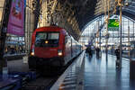 Im Sandwich, von der ÖBB 1016 049 (91 81 1016 049-9 A-ÖBB) eine Taurus 1 und von der ÖBB 1116 167 (A-ÖBB 91 81 1116 167-8) eine Taurus 2, wird der EC 113 „Blauer