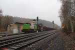 V1700.03 alias 277 004 steht mit einem leeren Holztransportzug in Arzberg abgestellt.