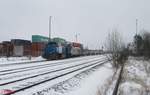 277 005 und 182 523 rangieren in Wiesau mit einem Containerzug.