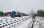 277 005 und 182 523 rangieren in Wiesau mit einem Containerzug.