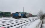 277 005 und 182 523 rangieren in Wiesau mit einem Containerzug.