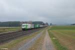 ER20 01 zieht bei Neudes den Containerzug nach Wiesau.