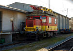 Der X 534 Turmtriebwagen X 20.641 (99 81 9431 016-0 A-StH / X 534 067-4) der Stern & Hafferl Verkehrsgesellschaft m.b.H., ex BB X 534.067-4, ist am 04 April 2025 im Bahnhof Vorchdorf-Eggenberg