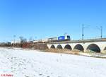 187 325 zieht ein KLV Zug über die Brücke bei Sünching in Richtung Passau.