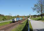 187 322-3 mit einem Containerzug gen Norden bei Hausach.