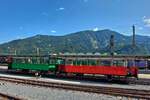 Personenwagen der Achenseebahn stehen im Bahnhof von Jenbach, whrend die Dampflok zur Auffllung ihrer Vorrte unterwegs ist. 20.08.2024