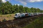 Wenige Minuten nach einem weiteren EC folgte am 10.09.21 dieser Zug mit 5370 002 an der Spitze. Einer der beiden Zge drfte dabei aus Warschau und der andere aus Gdynia kommen. Die Lok wrdigt das Leben des polnischen Offiziers Witold Pilecki, der sich freiwillig im das Konzentrationslager Auschwitz inhaftieren lie, um den polnischen Widerstand mit Informationen zu versorgen.