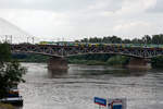 Zwei Züge der KM - Koleje Mazowieckie (Masowische Eisenbahnen) überqueren auf der Most Średnicowy (deutsch: Durchmesserbrücke) in Warschau am 26 Juni 2017 die Weichsel.