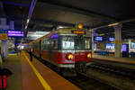 Der Elektrotriebzug EN57-984 (94 51 2 121 550-9 PL-PREG 1151 / 94 51 2 121 549-1 PL-PREG und 94 51 2 121 548-3 PL-PREG) ein dreiteiliger Triebzug vom Typ Pafawag 5B/6B der POLREGIO (Przewozy
