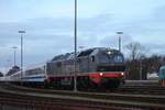 Hectorrail 861.003  Popeye  vor RDC Reisezugwagen, die im Pendlerverkehr nach Westerland eingesetzt werden sollen, am Abend vor der Betriebsaufnahme Niebüll Gbf 31.01.2021