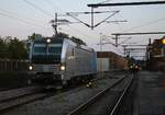 Lokwechsel nach Sonnenuntergang: Die Railpool 193 088 hat abgekuppelt und macht Platz für die Hectorrail 241.002 Pattburg 03.09.2022