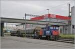 Der SBB Cargo Tm 232 119-8 wartet mit zwei Getreidesilowagen in Sursee auf seinen nächsten Einsatz.