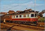 Die SBB Re 4/4 I 10050 mit einem Nahgterzug nach Biel beim Halt in Lengnau.

16. Juli 1984