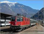 SBB Re 4/4 II 11302 ereicht mit einem Gotthard-Schnellzug Bellinzona.