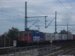 421 372-4 mit einem Gterzug beim Vorbeifahren am Bahnhof Halle-Messe am 9.10.14