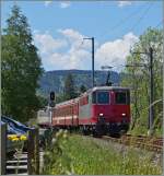 Die Travys Re 4/4 II 503 erreicht mit ihrem Schülerzug Le Pont.