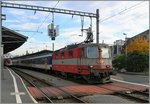 Eine Swiss-Express Re 4/4 II mit eienem RE in Lausanne.