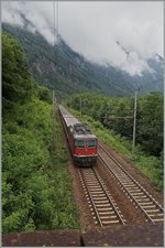 Eine RE 4/4 II schiebt ihren IR bei Varzo Richtung Domodossola.