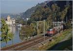 Die SBB Re 420 254-5 mit einem Güterzug beim Château de Chillon, wo auch gleich ein Dampfschiff angelegt hat.