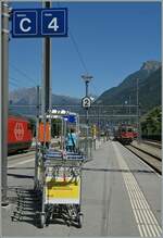 Damals noch im Einsatz: Gepäckwagen und im Hintergrund des Bildes eine Re 4/4 II im Reisezugverkehr auf der Simplonstrecke.

Visp, den 11. August 2012