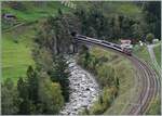 Eine SBB Re 4/4 II ist in der bekannten Wattinger Kurve mit dem Gotthard Panorama Express auf dem Weg nach Arth Goldau.