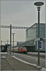 SBB Re 460 mit einem IC bei der Durchfahrt in Prilly-Malley.