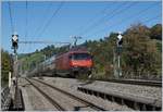 Die SBB RE 460 070-6 mit dem für den LBT vorschriftsgemäss angehobenen vorderen  Stromabnehmer auf dem Weg zum Lötschberg Basis Tunnel (LBT) bei der Durchfahrt in Mülenen.