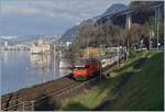 Lichttechnisch gesehen kam der IR 90 1715 nicht eine Sekunde zu früh: Die SBB Re 460 067-2 zieht die IC 2000 Wagengarnitur beim Château de Chillon Richtung Brig.