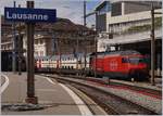 Mit einem IR1 nach Zürich wartet eine SBB Re 460 in Lausanne auf die Abfahrt.