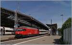 Eine SBB Re 460 mit ijrem IR 90 verlässt Lausanne in Richtung Genève.