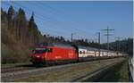 Eine SBB Re 460 mit einem IC bei Reichenbach auf dem Weg in Richtung Brig.