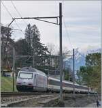 Re 460 061  150 Jahre Schindler  ist bei Villeneuve mit einem IR90 in Richtung Brig unterwegs.