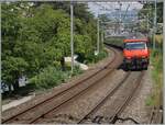 Eine SBB Re 460 fährt mit ihrem IR 90 hinter dem Château de Chillon vorbei in Richtung Wallis.