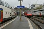 In Lausanne wartet die SBB Re 460 045 mit ihrem IR 90 nach Brig zwischen zwei Zügen auf die Abfahrt nach Brig.
