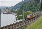 Während eine SBB Re 460 ihren IR90 bei Villeneuve in Richtung Genève schiebt, ist beim Château de Chillon der CGN Raddampfer  Italie  angekommen.