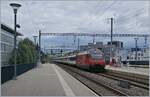 Mit der SBB Re 460 004-5 an der Spitze ist ein IR 90 auf dem Weg von Brig nach Genève Aéroport. Das Bild wurde in der Station Prilly Malley aufgenommen. 

17. Juli 2020