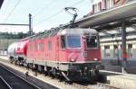 Re 6/6 11613 durchfahrt mit zwei Zementwagen Spiez am 5 Juni 2014.