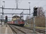 Die SBB Re 620 059-6 erreicht mit einem Kieszug St.Margrethen.