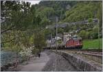 Die SBB Re 620 017-4 mit einem Güterzug Richtung Wallis kruz vor Villeneuve.