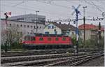 Eine rangierende SBB Re 6/6 zwischen Semaphorsignalen im Rangierbahnhof von Biel.