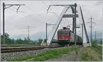 Die SBB Re 6/6 11680 (Re 620 080-2) berquert bei Massogex die Rhonebrcke .