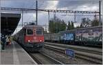 Die SBB Re 6/6 11667 (Re 620 067-9)  Bodio  fährt mit einem Güterzug durch den Bahnhof von Wohlen. Wohle liegt im Freiamt an der Südbahn, einer wichtigen Zufahrtsstrecke für den Güterverkehr zum Gotthard.

6. Dez. 2024