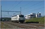 Die RailCare Rem 476 453 rangiert in Vufflens La Ville.