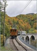 Die Blonay-Chamby Bernina Bahn Ge 4/4 81 auf dem Baye de Clarens Viadukt auf der Fahrt in Richtung Blonay.